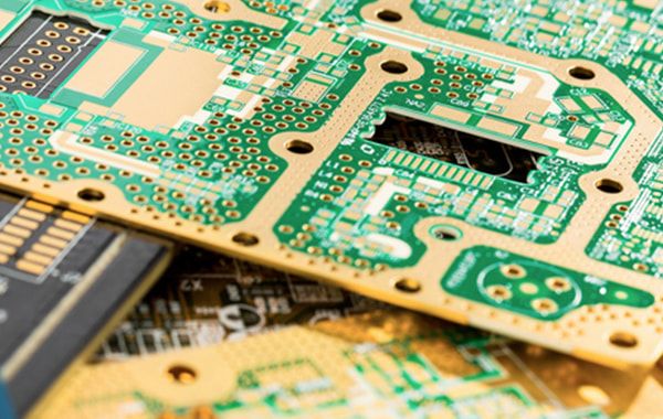 铝基pcb板和FR-4玻纤板的区别