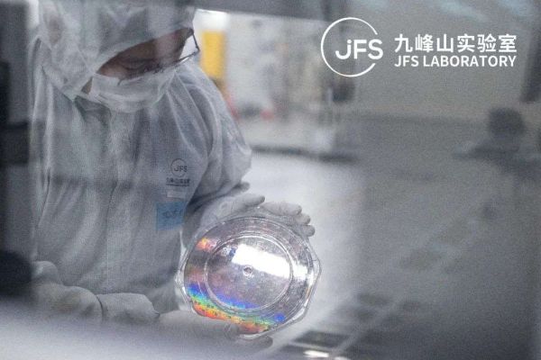 重大突破！我国首次成功点亮硅基芯片内部激光光源