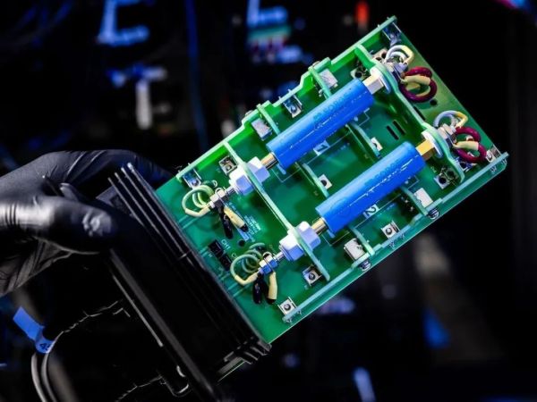 派旗纳米PCB防水涂料特点