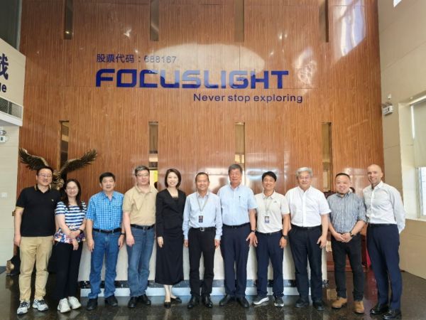 行业专家齐聚西安炬光科技，共谋新型显示激光解决方案发展新篇章